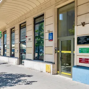 Jess Rondo Charles De Gaulle Hostal
